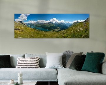 Panoramisch uitzicht op de Silsersee, Maloja en de Malojapas van Leo Schindzielorz