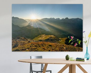 Aussicht ins Tal vom Silsersee und seine umliegende Bergkulisse von Leo Schindzielorz