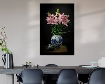 Modernes Blumenstillleben in einer Vase: Rosa in Blau von Marjolein van Middelkoop