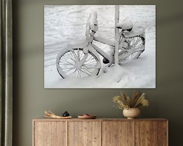 Besneeuwde fiets van Edwin Butter