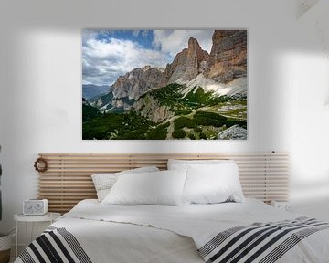 faszinierende Bergwelt in den Dolomiten mit viel Wiese/Latschen von Leo Schindzielorz