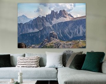 het ruige berglandschap van de Dolomieten met de Cima Ambrizzola van Leo Schindzielorz