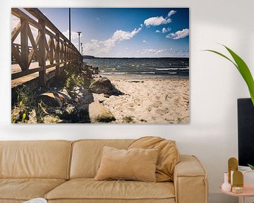 Voetgangersbrug op het strand van het Zarnowitz meer in Polen op een warme zomerdag van Jakob Baranowski - Photography - Video - Photoshop