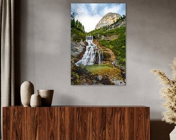 Belle chute d'eau dans les Dolomites sur Leo Schindzielorz