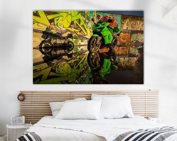 Kawasaki ZX-6R 2005 in een plas water voor een muur van graffiti. van Stefan van der Wijst