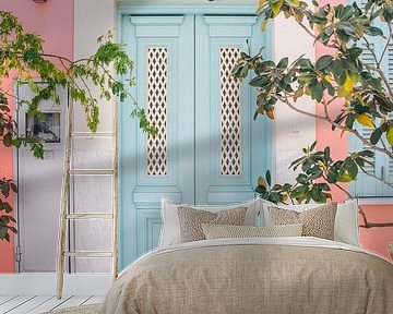 Blaue Tür, rosa Wand von Patrycja Polechonska