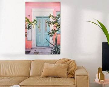 Blaue Tür, rosa Wand von Patrycja Polechonska