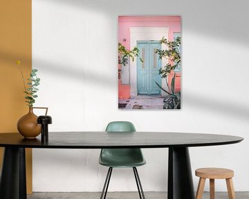Blaue Tür, rosa Wand von Patrycja Polechonska