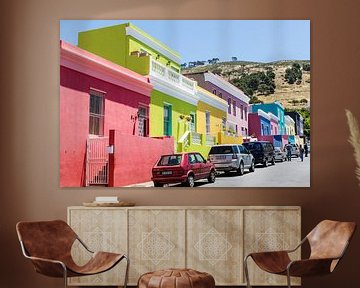 Straße mit farbigen Kolonialhäusern in Bo Kaap in Kapstadt, Südafrika, Afrika von WorldWidePhotoWeb