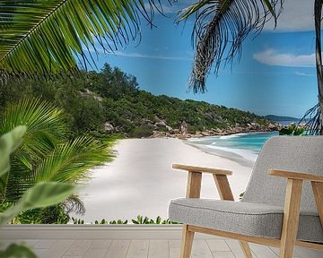 Strand met palmbomen op het eiland La Digue in de Seychellen. van Voss Fine Art Fotografie