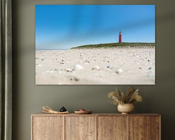 Am Strand voller Muscheln in der Nähe des Leuchtturms von Texel von Michel Geluk