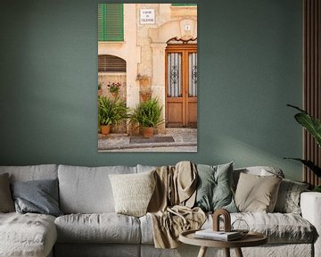 Beautiful facade in the streets of Valldemossa on Mallorca by Evelien Oerlemans