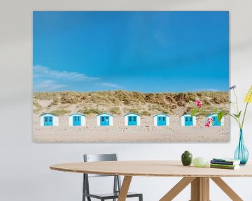 7 strandhuisjes in rij op het eiland Texel. van Ron van der Stappen