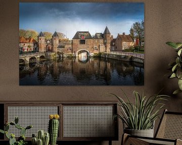 La porte de couplage d'Amersfoort le soir avec des nuages