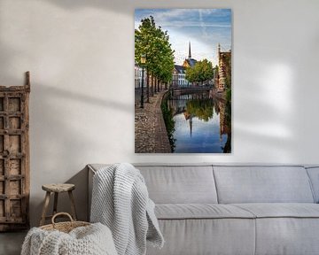 Westerkerk in Amersfoort mit Vögeln am Himmel. von Bart Ros