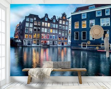 Zicht op de grachtenpanden aan de Zeedijk in Amsterdam tijdens het blauwe uur van Bart Ros