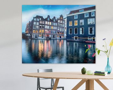 Blick auf die Grachtenhäuser am Zeedijk in Amsterdam während der blauen Stunde von Bart Ros