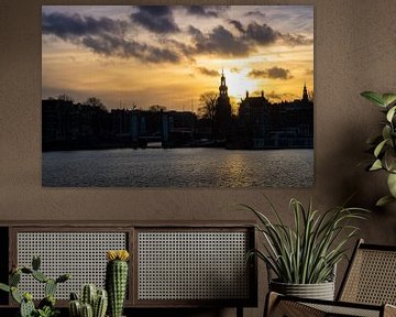 Montelbaanstoren en Amsterdam tijdens de zonsondergang van Bart Ros