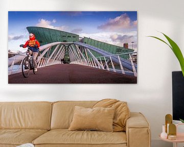 Cycliste sur le pont de liaison en face du musée scientifique Nemo à Amsterdam. sur Bart Ros