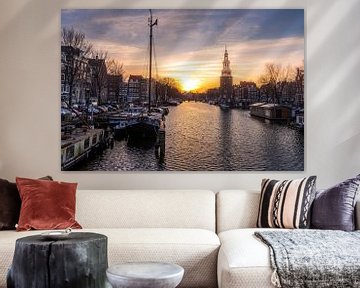 Schiffe vor den Montelbaanstoren bei Sonnenuntergang in Amsterdam.