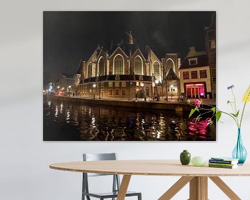 Oude Kerk te Amsterdam bij nacht van Edwin Butter