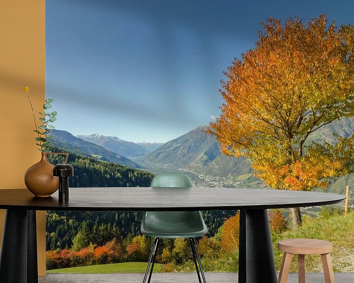 Sfeerimpressie behang: Eenzame herfstboom in de Alpen van Zuid-Tirol van Sean Vos