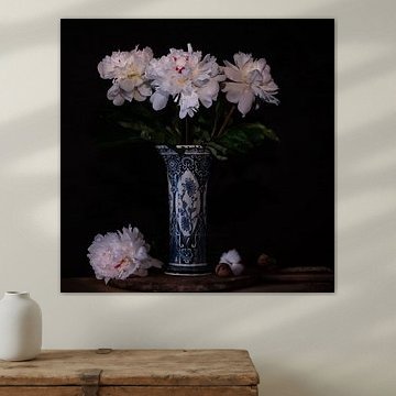 Stillleben delfterblaue Vase mit Pfingstrosen