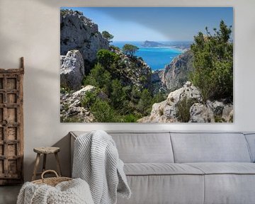 Falaises de calcaire et vue sur la mer Méditerranée