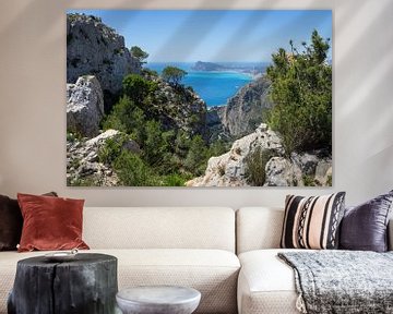 Kalksteinfelsen und Blick auf das Mittelmeer von Montepuro
