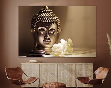 Buddha Kopf mit weißen Rosen