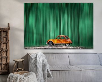 oranje Citroën 2CV in een groen bos van Ribbi