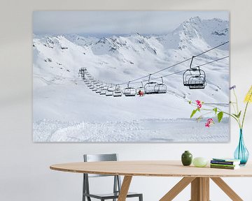 A chair lift at the La Grande Motte glacier in Tignes, a winter sports resort in France van Marit Lindberg