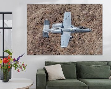 Wie tief können Sie gehen? Fairchild Republic A-10 Thunderbolt II fliegt durch den Rainbow Canyon! von Jaap van den Berg