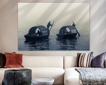 Zwart Wit fotografie met bootjes op de rivier in ochtend mist van Steven World Traveller
