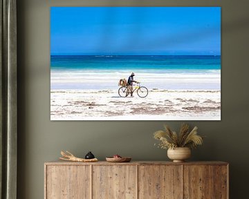 Tropisch wit strand met azuurblauwe zee en blauwe lucht en een fietser van Steven World Traveller