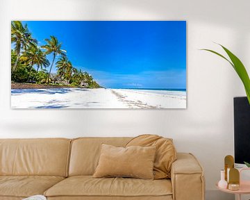 Tropisch wit strand met azuurblauwe zee en blauwe lucht en palmbomen van Steven World Traveller