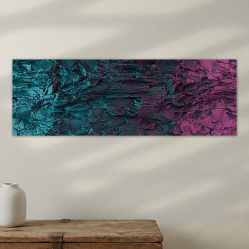 Nasse Felsenwand beleuchtet von bunten Neon Lichter