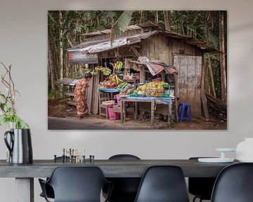 Traditioneel winkeltje met fruit langs de weg ergens op Java van Jeroen Langeveld, MrLangeveldPhoto