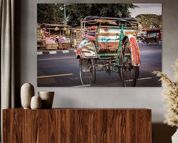 Traditionele becak (fietstaxi) in Jogjakarta, Java, Indonesië. van Jeroen Langeveld, MrLangeveldPhoto