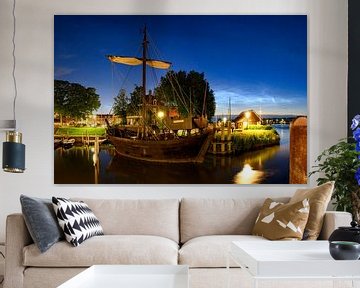 Koggenschiff in Kampen mit nachtleuchtenden Wolken im Hintergrund von Sjoerd van der Wal Fotografie