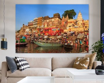De stad Varanasi in India van Roland Brack