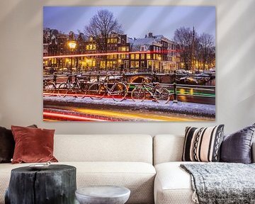 Amsterdam in winterse sferen met sneeuw bij de gracht van Steven World Traveller