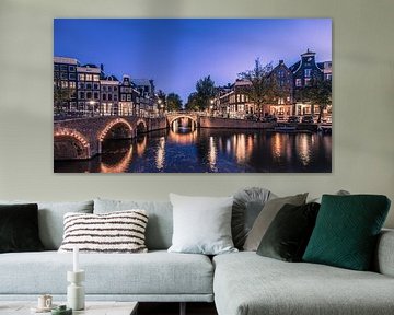 De hoofdstad van Nederland Amsterdam tijdens het blauwe uur bij de grachten van Steven World Traveller