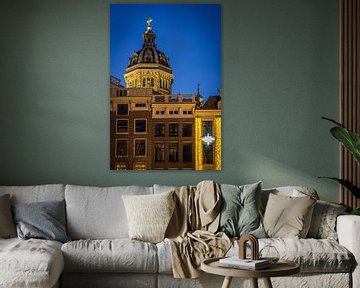De basiliek van Amsterdam in het blauwe uur van Bart Ros