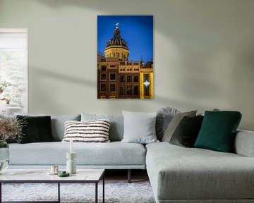 De basiliek van Amsterdam in het blauwe uur