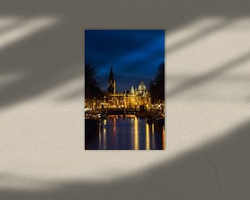 De Waag van Amsterdam tijdens het blauwe uur staand