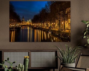 De Waag van Amsterdam tijdens het blauwe uur liggend