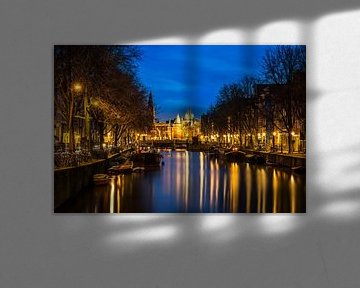 De Waag van Amstedam met reflectie tijdens het blauwe uur