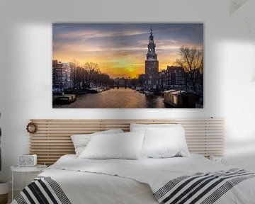 De Montelbaanstoren in Amsterdam tijdens de zonsongergang