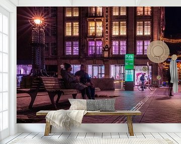 Mensen voor de Bijenkorf in Amsterdam in de avond van Bart Ros